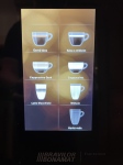 Dotykový display kávového automatu s nabídkou nápojů.