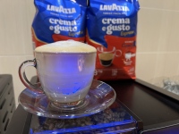 Právě připravené voňavé cappuccino s bohatou pěnou