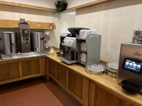 Nápojový koutek: filtrovaná káva, cappuccino, horká voda na čaje, horké a studené mléko, džusový automat